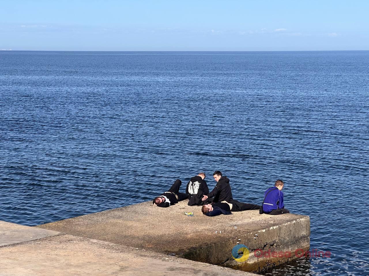 Багато одеситів та гостей міста відправилися на Великдень до моря (фоторепортаж)