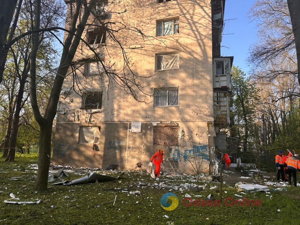 Наслідки масованої атаки ворожих БпЛА на Одесу: пошкоджені будівлі та розбиті вікна (фоторепортаж)