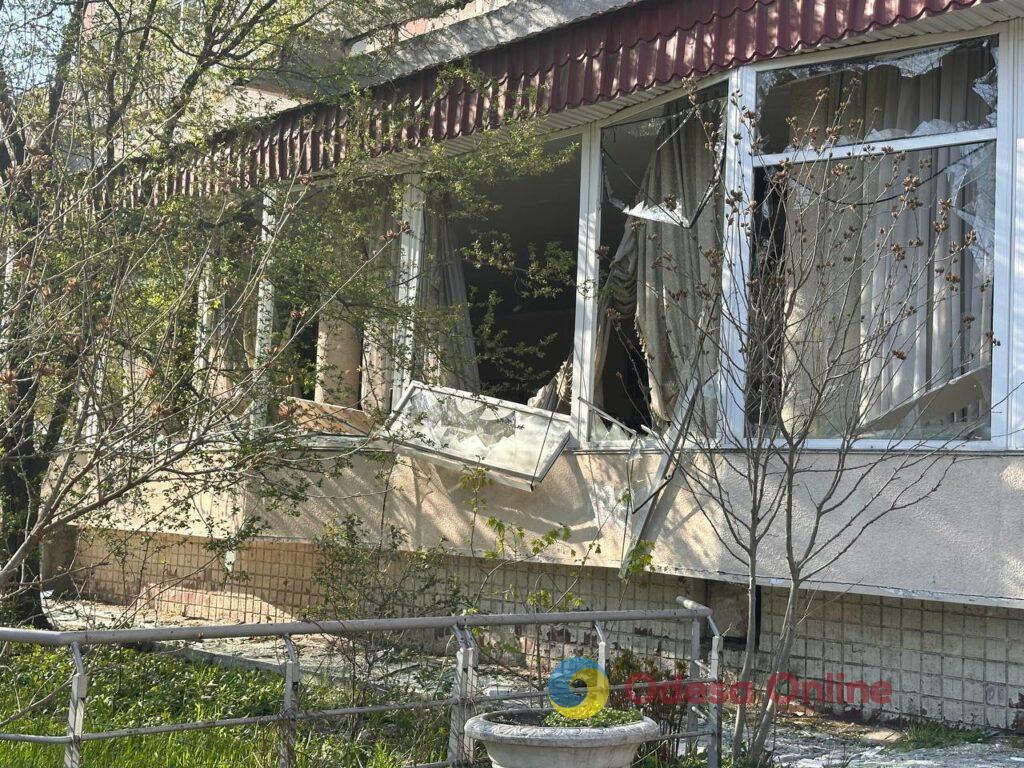 Наслідки масованої атаки ворожих БпЛА на Одесу: пошкоджені будівлі та розбиті вікна (фоторепортаж)