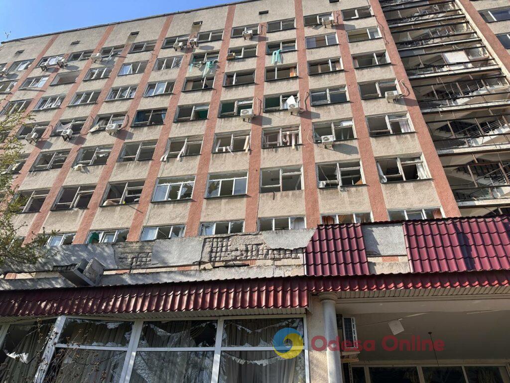 Наслідки масованої атаки ворожих БпЛА на Одесу: пошкоджені будівлі та розбиті вікна (фоторепортаж)