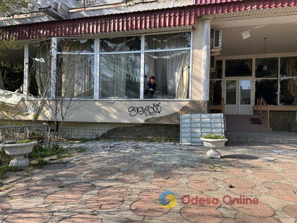 Наслідки масованої атаки ворожих БпЛА на Одесу: пошкоджені будівлі та розбиті вікна (фоторепортаж)