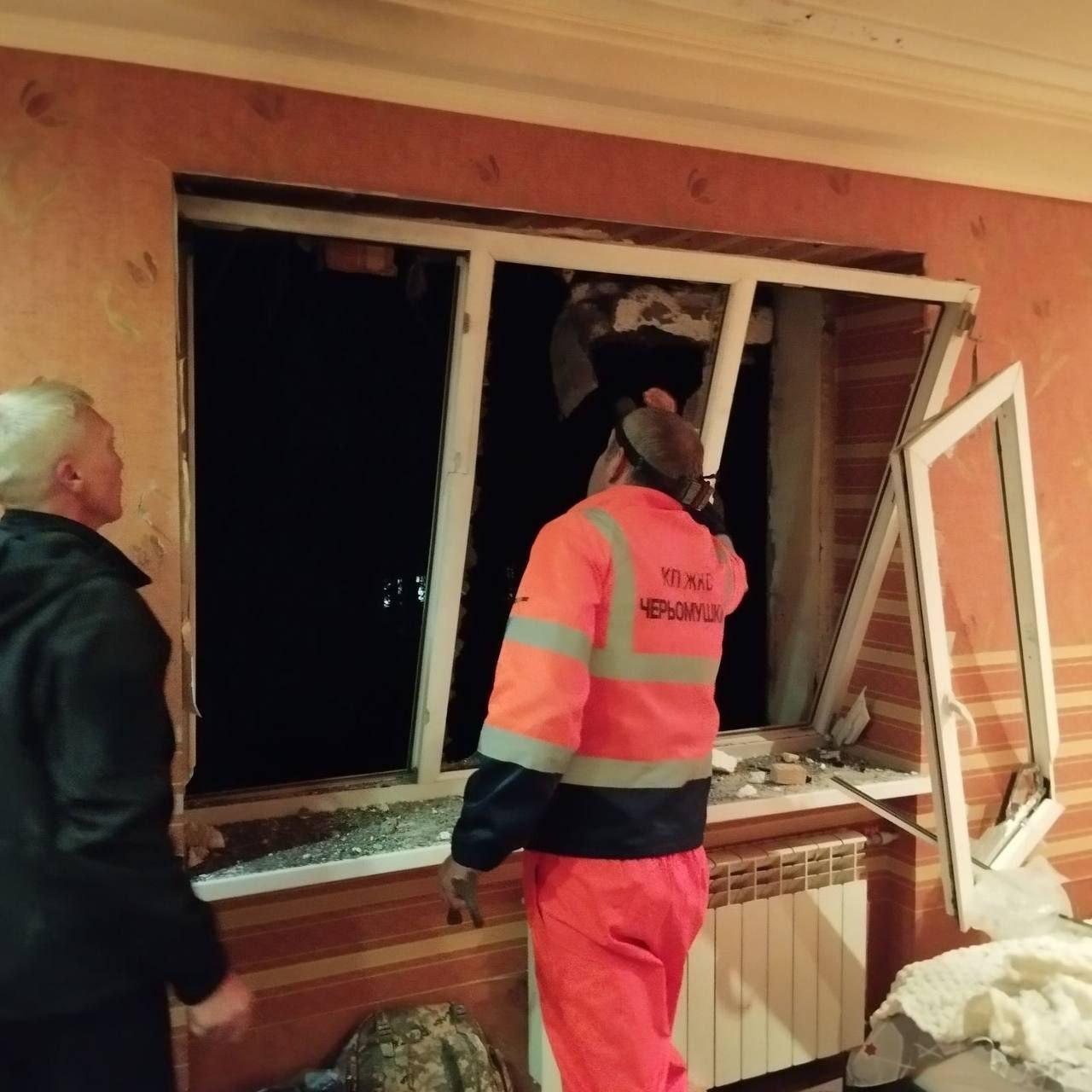Комунальники продовжують ліквідовувати наслідки ворожої атаки по Одесі (фото)