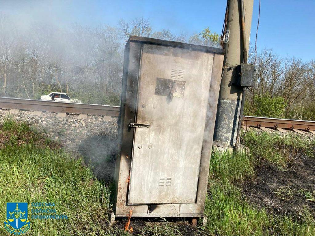 На Одещині викрили трьох молодиків, які підпалювали автівки військових і об’єкти Укрзалізниці