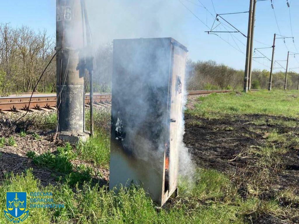 На Одещині викрили трьох молодиків, які підпалювали автівки військових і об’єкти Укрзалізниці