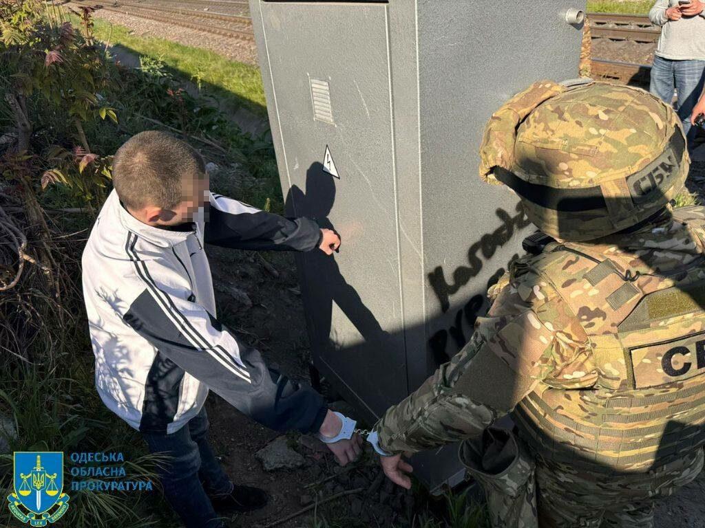 На Одещині викрили трьох молодиків, які підпалювали автівки військових і об’єкти Укрзалізниці