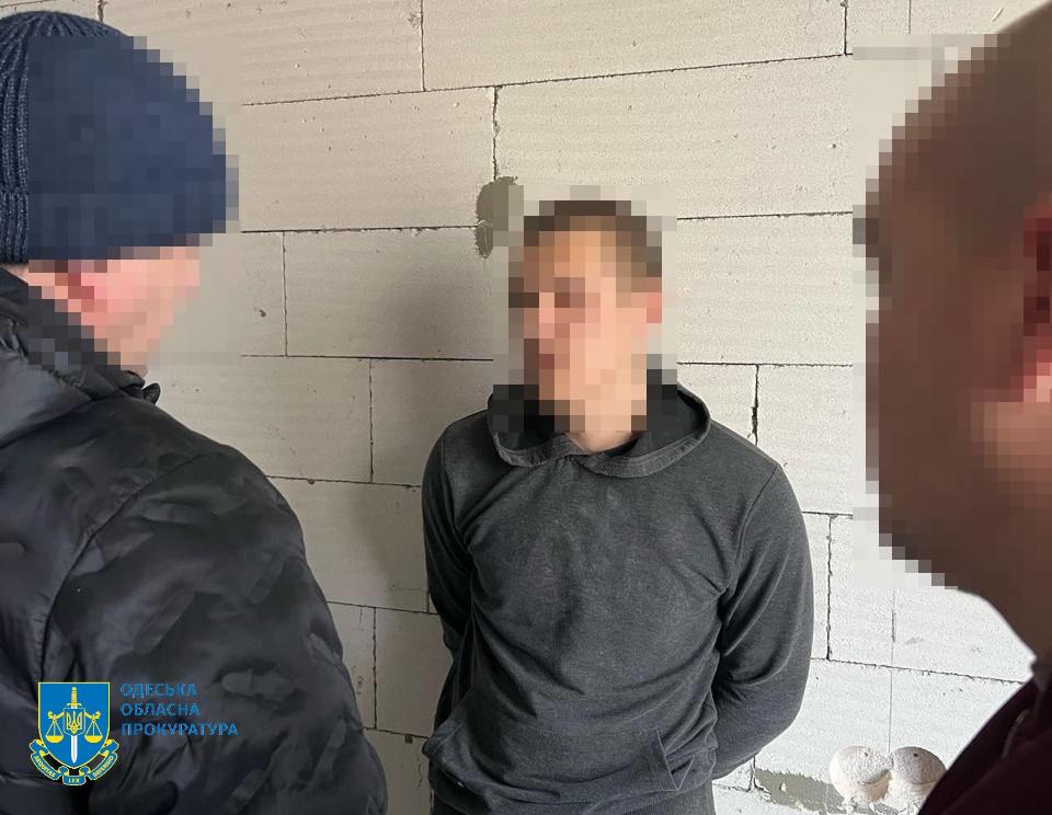 На Одещині викрили трьох молодиків, які підпалювали автівки військових і об’єкти Укрзалізниці
