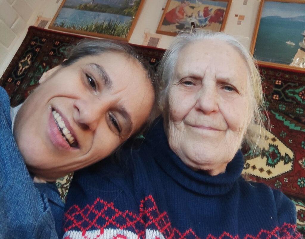 Вишиває українські орнаменти ногами: в Одесі працює виставка робіт талановитої майстрині