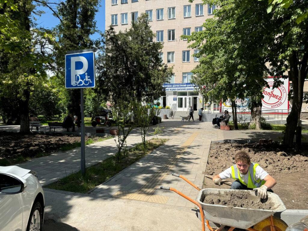 Зеленые зоны и скамейки для отдыха: в Одессе обустраивают территорию возле медцентра (фото)