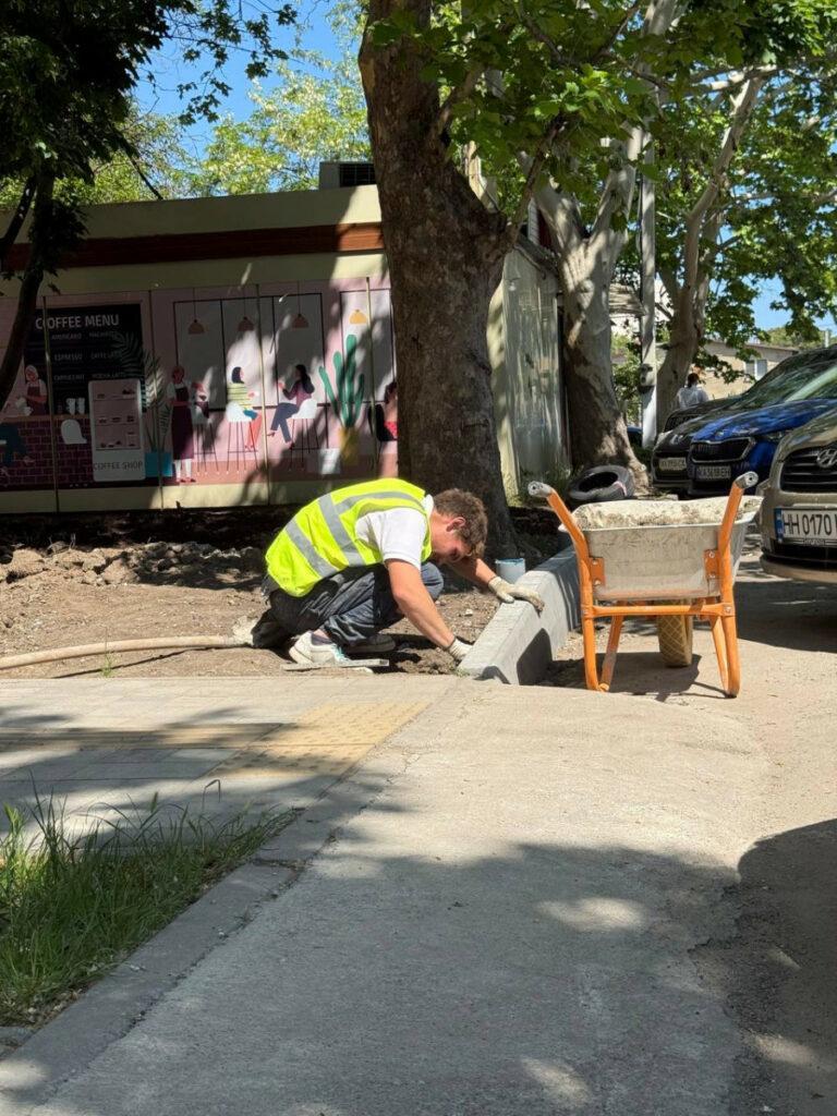 Зеленые зоны и скамейки для отдыха: в Одессе обустраивают территорию возле медцентра (фото)