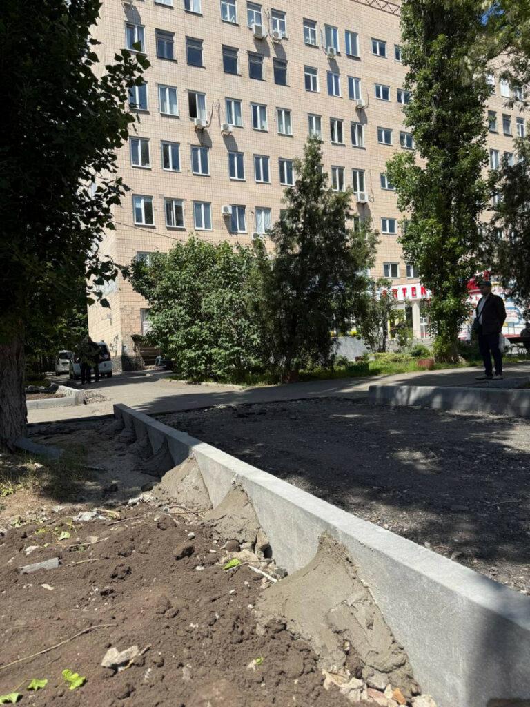 Зеленые зоны и скамейки для отдыха: в Одессе обустраивают территорию возле медцентра (фото)