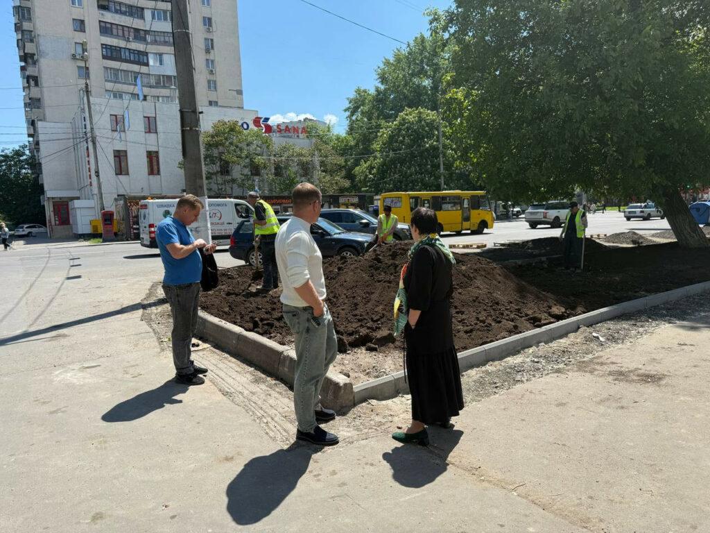 Зеленые зоны и скамейки для отдыха: в Одессе обустраивают территорию возле медцентра (фото)