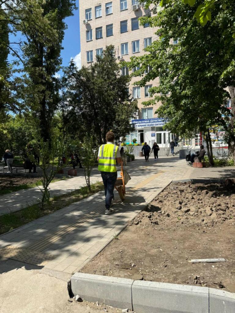 Зеленые зоны и скамейки для отдыха: в Одессе обустраивают территорию возле медцентра (фото)