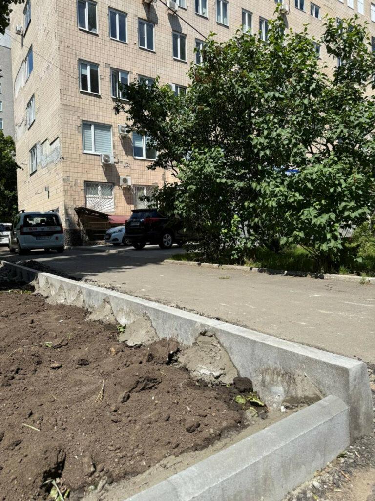 Зеленые зоны и скамейки для отдыха: в Одессе обустраивают территорию возле медцентра (фото)