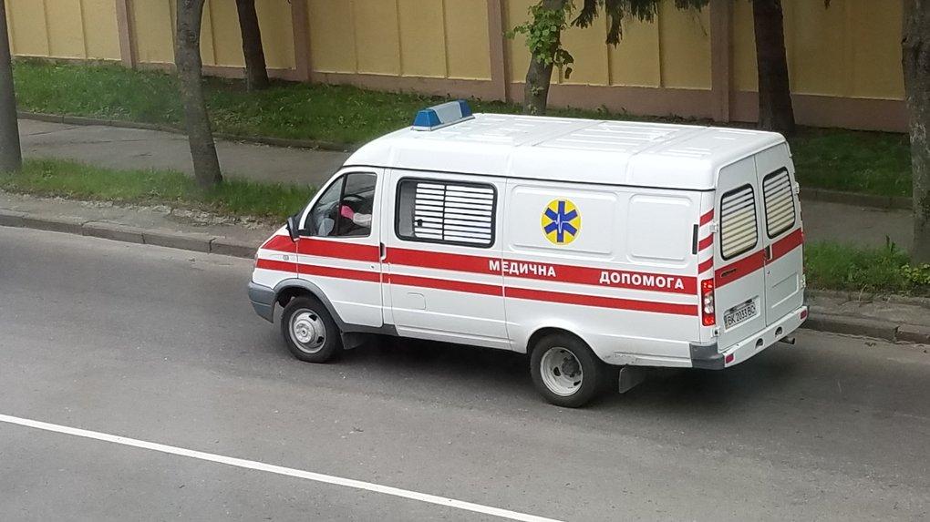 У «Райдужному» чоловіка знімали з даху під’їзду: випав з висоти