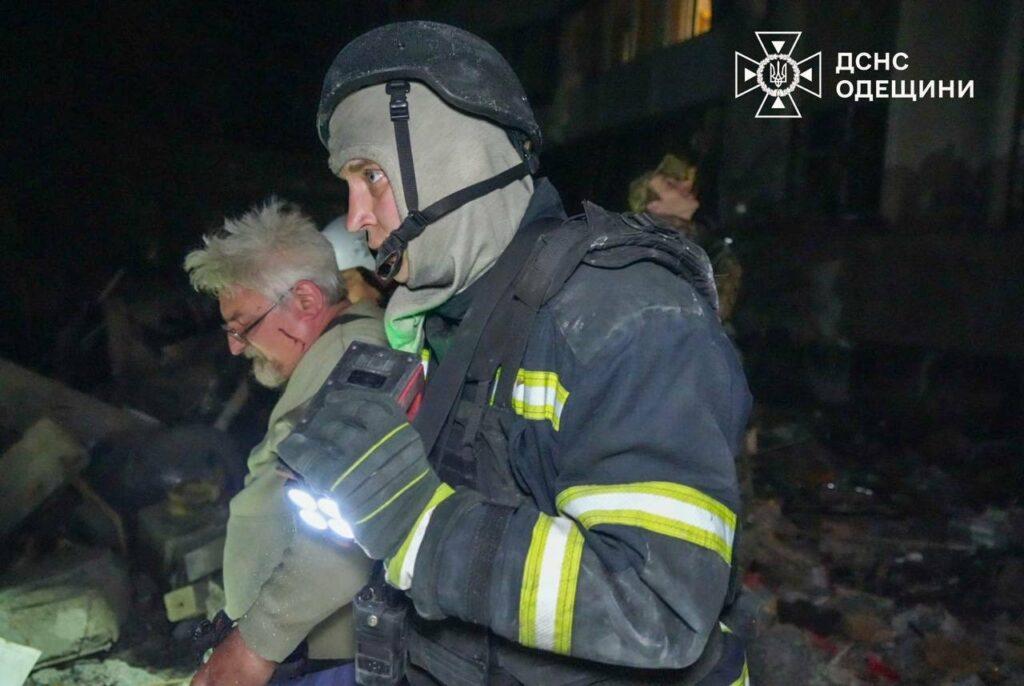 Масована російська атака на Одесу: в ДСНС показали фото ліквідації наслідків