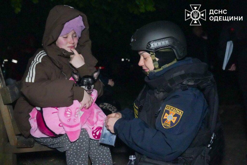 Масована російська атака на Одесу: в ДСНС показали фото ліквідації наслідків