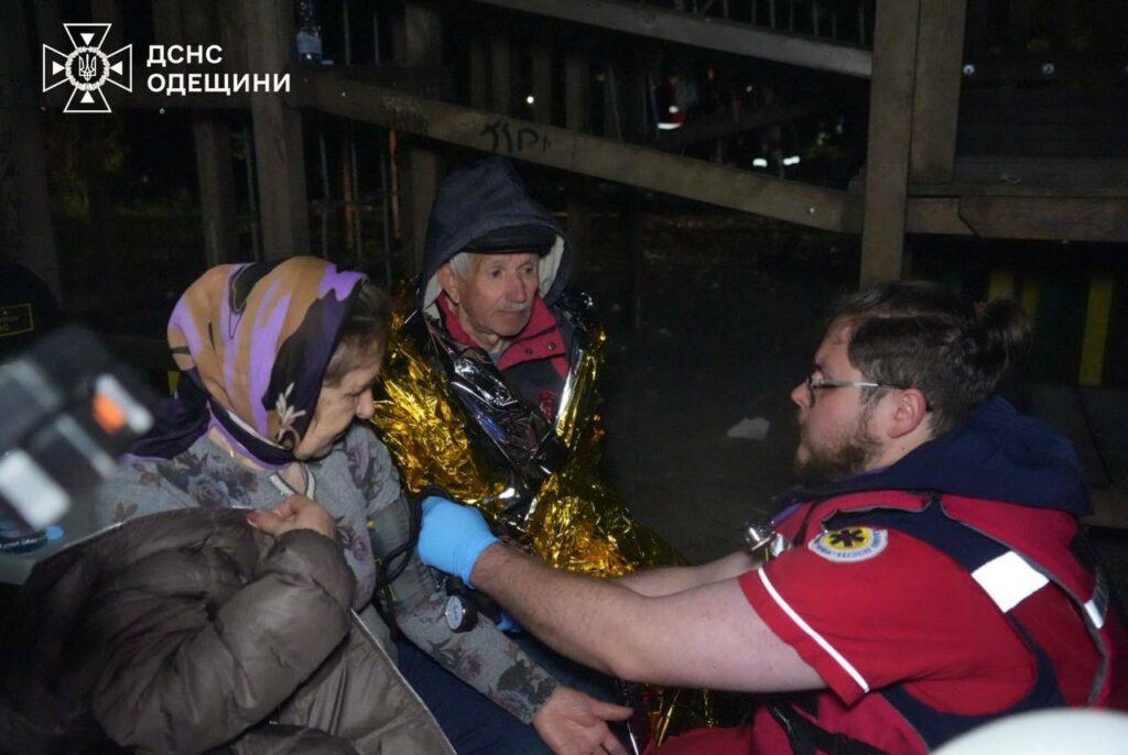 Масована російська атака на Одесу: в ДСНС показали фото ліквідації наслідків