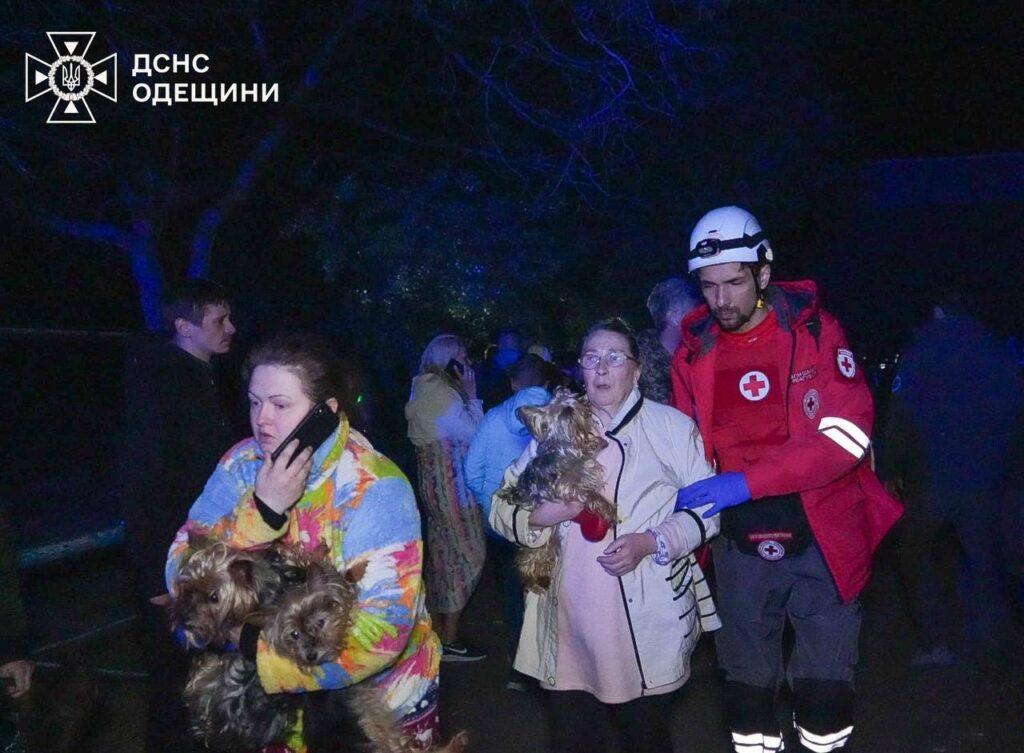 Масована російська атака на Одесу: в ДСНС показали фото ліквідації наслідків