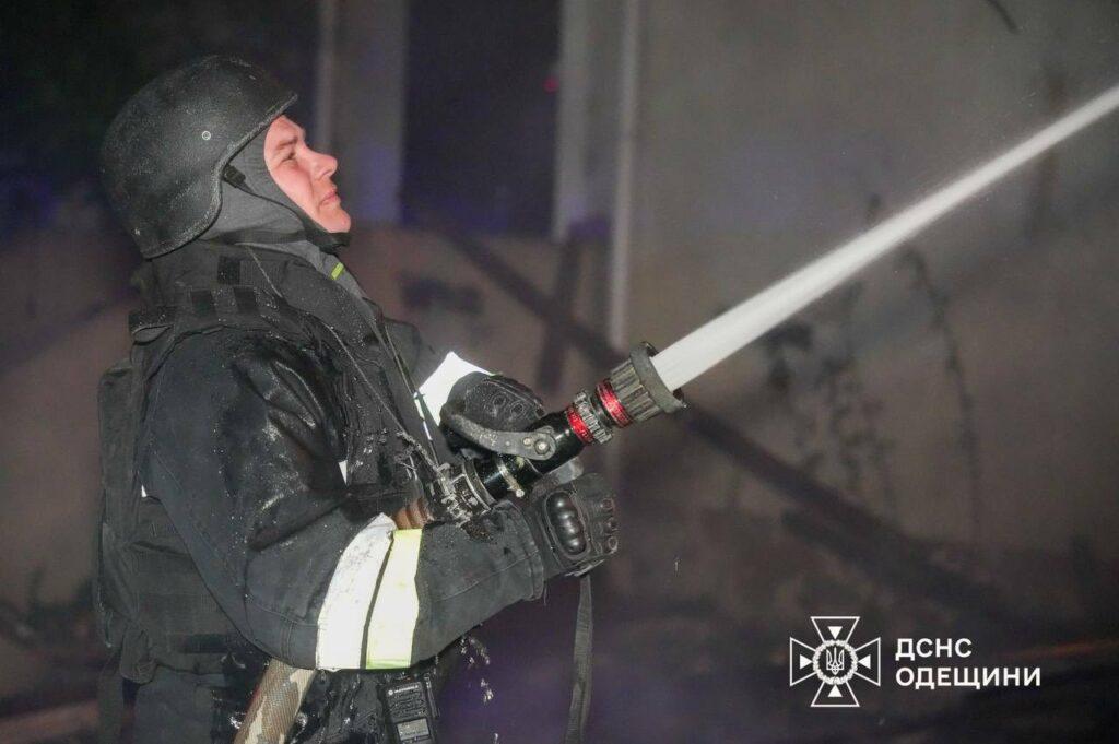 Масована російська атака на Одесу: в ДСНС показали фото ліквідації наслідків