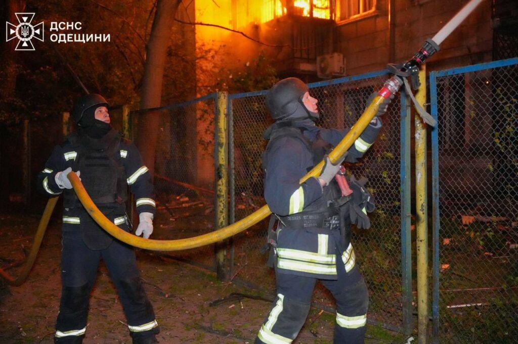 Масована російська атака на Одесу: в ДСНС показали фото ліквідації наслідків