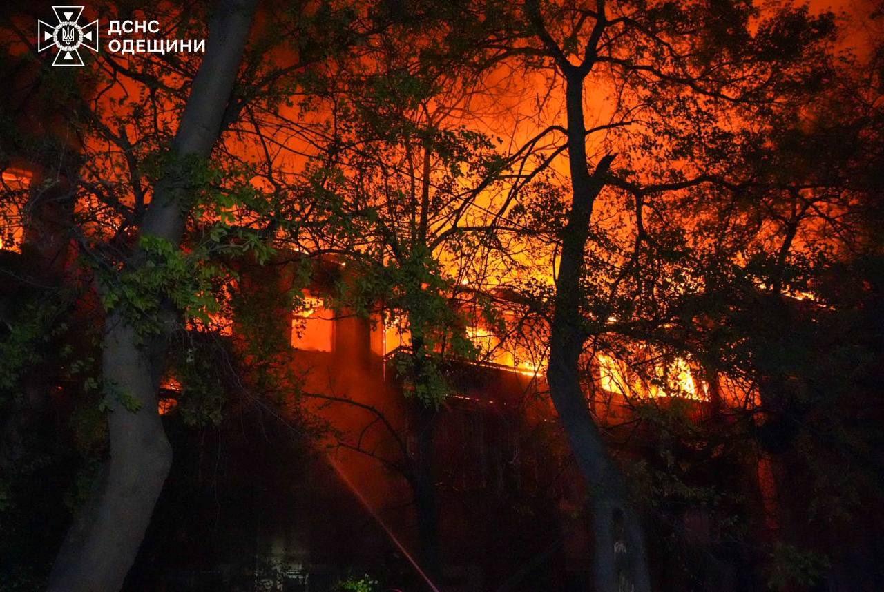 Массированная российская атака на Одессу: в ГСЧС показали фото ликвидации последствий Массированная российская атака на Одессу: в ГСЧС показали фото ликвидации последствий
