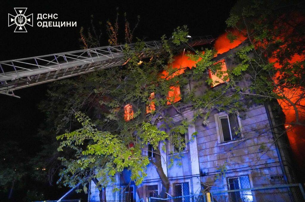 Масована російська атака на Одесу: в ДСНС показали фото ліквідації наслідків