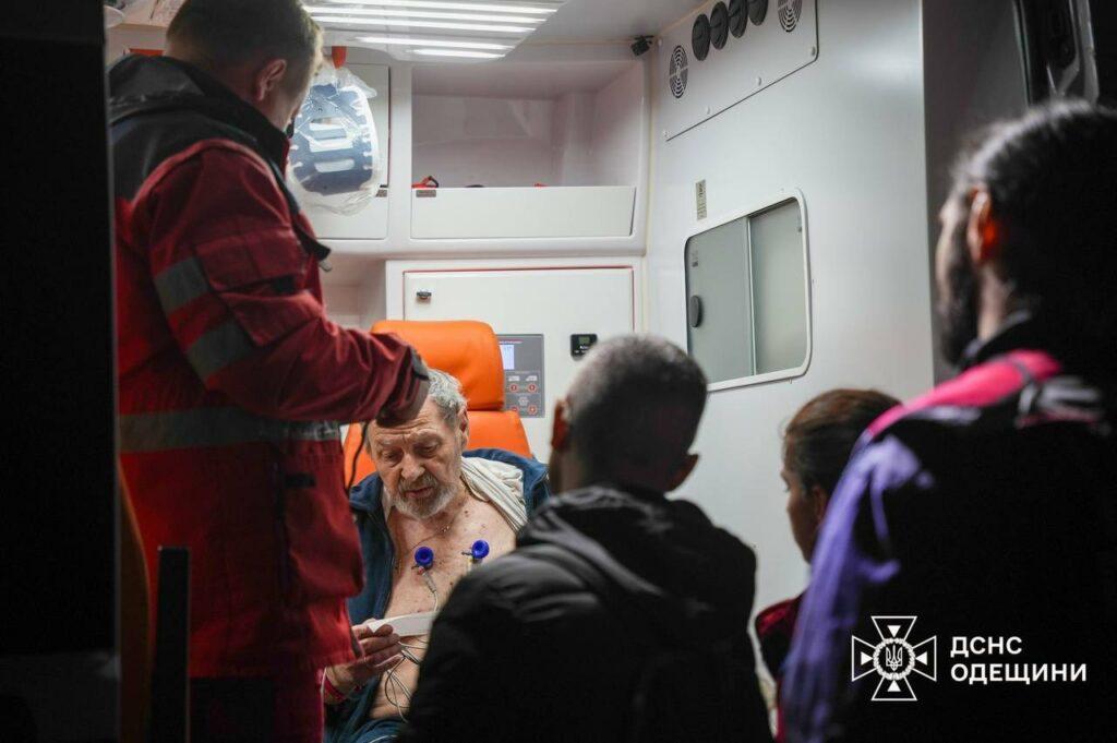 Масована російська атака на Одесу: в ДСНС показали фото ліквідації наслідків