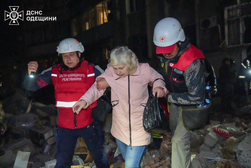 Масована російська атака на Одесу: в ДСНС показали фото ліквідації наслідків