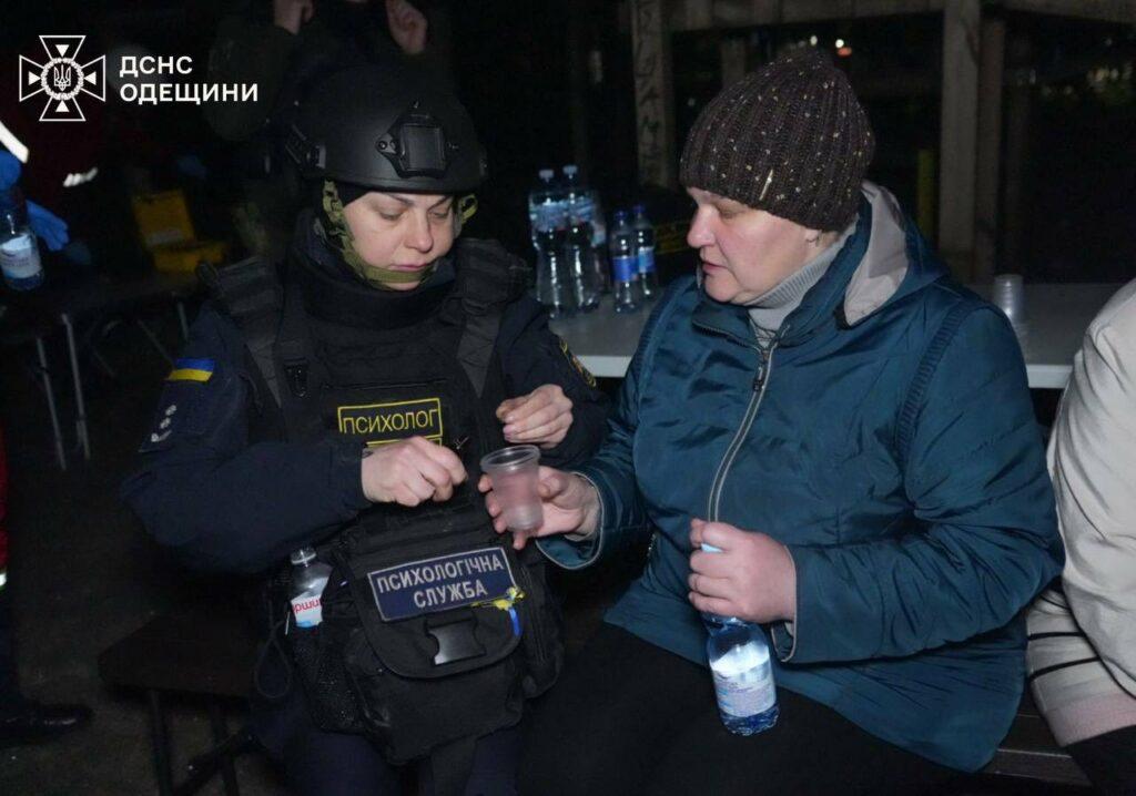 Масована російська атака на Одесу: в ДСНС показали фото ліквідації наслідків