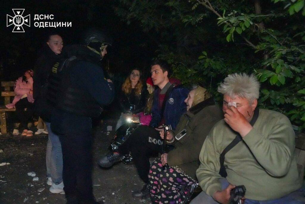 Масована російська атака на Одесу: в ДСНС показали фото ліквідації наслідків