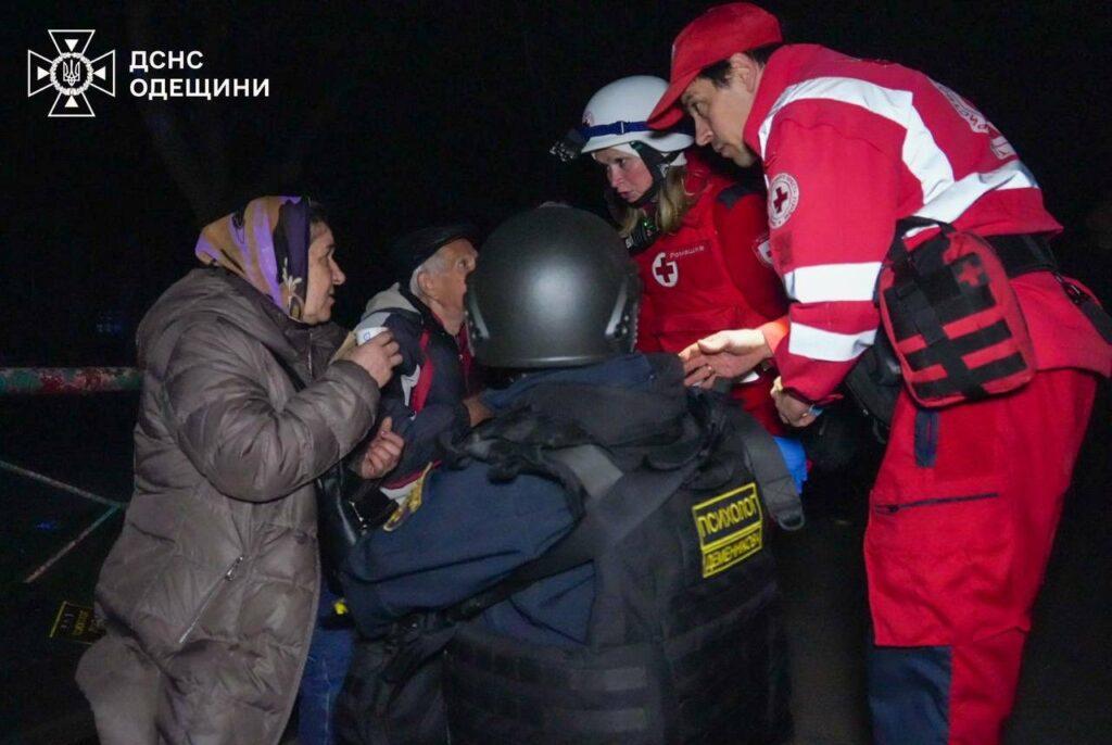 Масована російська атака на Одесу: в ДСНС показали фото ліквідації наслідків