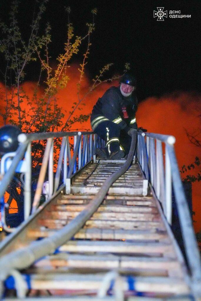 Масована російська атака на Одесу: в ДСНС показали фото ліквідації наслідків