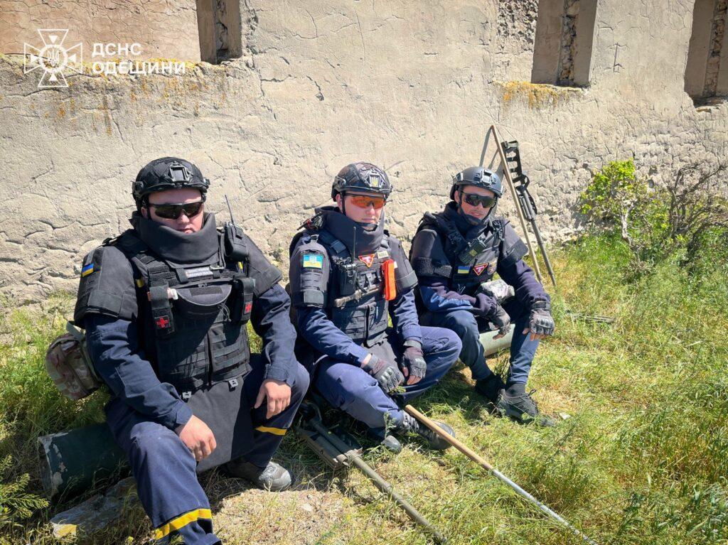 Одеські піротехніки розміновують деокуповані території (фото)