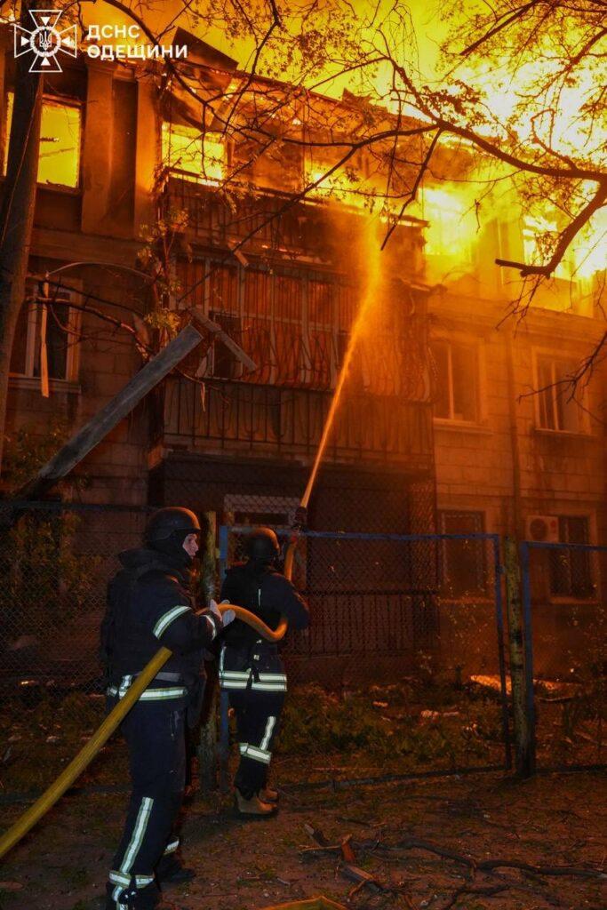 Масована російська атака на Одесу: в ДСНС показали фото ліквідації наслідків