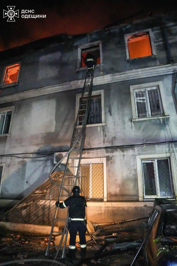 Масована російська атака на Одесу: в ДСНС показали фото ліквідації наслідків