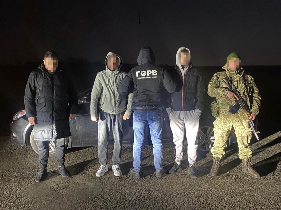 Двоє жителів Одещини незаконно переправляли чоловіків призовного віку до Молдови (фото) Двоє жителів Одещини незаконно переправляли чоловіків призовного віку до Молдови (фото)