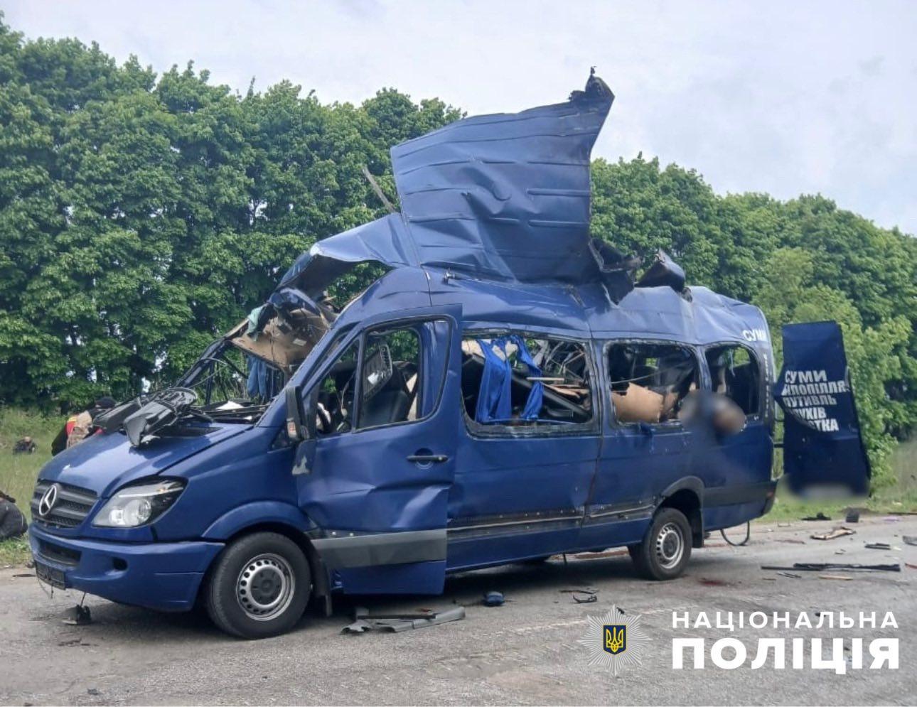 Росіяни атакували маршрутку з цивільними на Сумщині – загинули дев’ять людей Росіяни атакували маршрутку з цивільними на Сумщині – загинули дев’ять людей