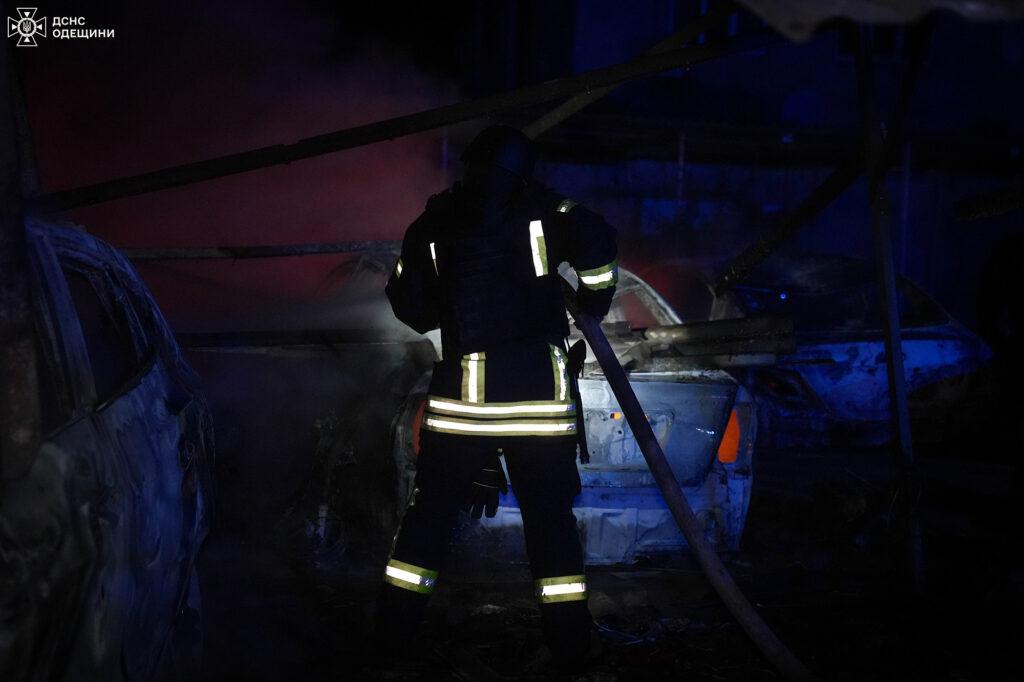 Два десятки автомобілів згоріли внаслідок атаки РФ по Одещині (фото, відео) Два десятки автомобілів згоріли внаслідок атаки РФ по Одещині (фото, відео)