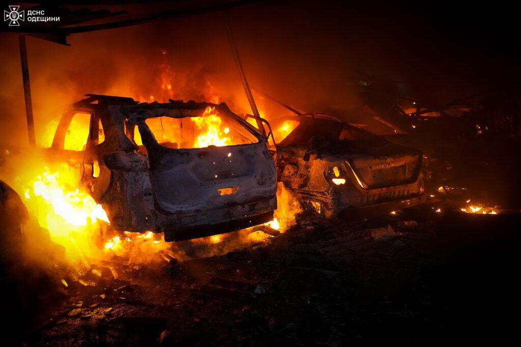 Два десятки автомобілів згоріли внаслідок атаки РФ по Одещині (фото, відео) Два десятки автомобілів згоріли внаслідок атаки РФ по Одещині (фото, відео)