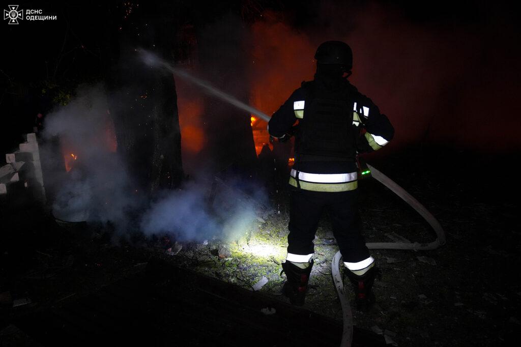Два десятки автомобілів згоріли внаслідок атаки РФ по Одещині (фото, відео) Два десятки автомобілів згоріли внаслідок атаки РФ по Одещині (фото, відео)