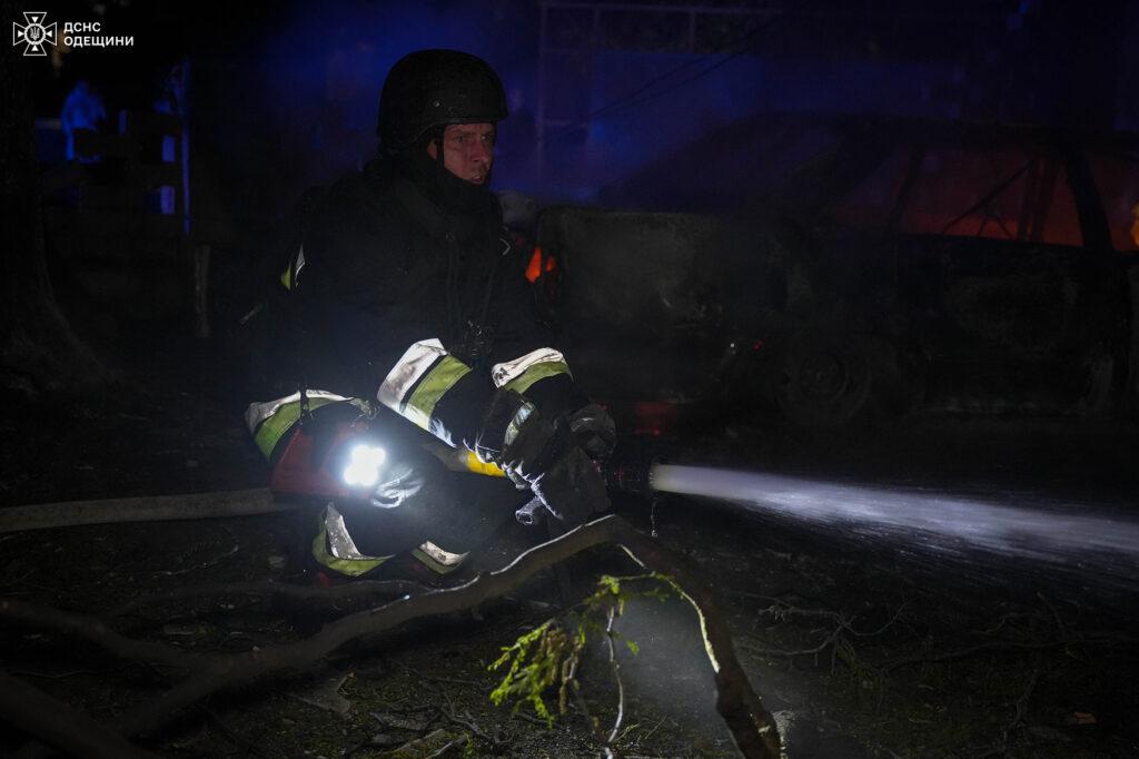 Два десятки автомобілів згоріли внаслідок атаки РФ по Одещині (фото, відео) Два десятки автомобілів згоріли внаслідок атаки РФ по Одещині (фото, відео)