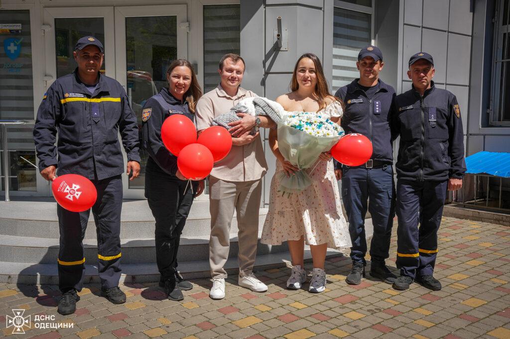 В Одесі рятувальник оригінально зустрів свою дружину з пологового будинку