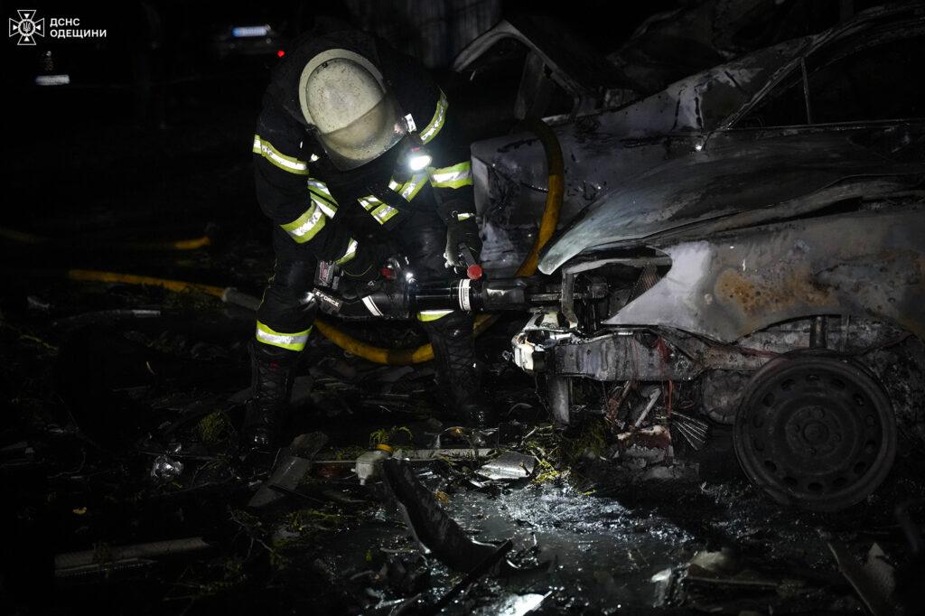 Два десятки автомобілів згоріли внаслідок атаки РФ по Одещині (фото, відео) Два десятки автомобілів згоріли внаслідок атаки РФ по Одещині (фото, відео)