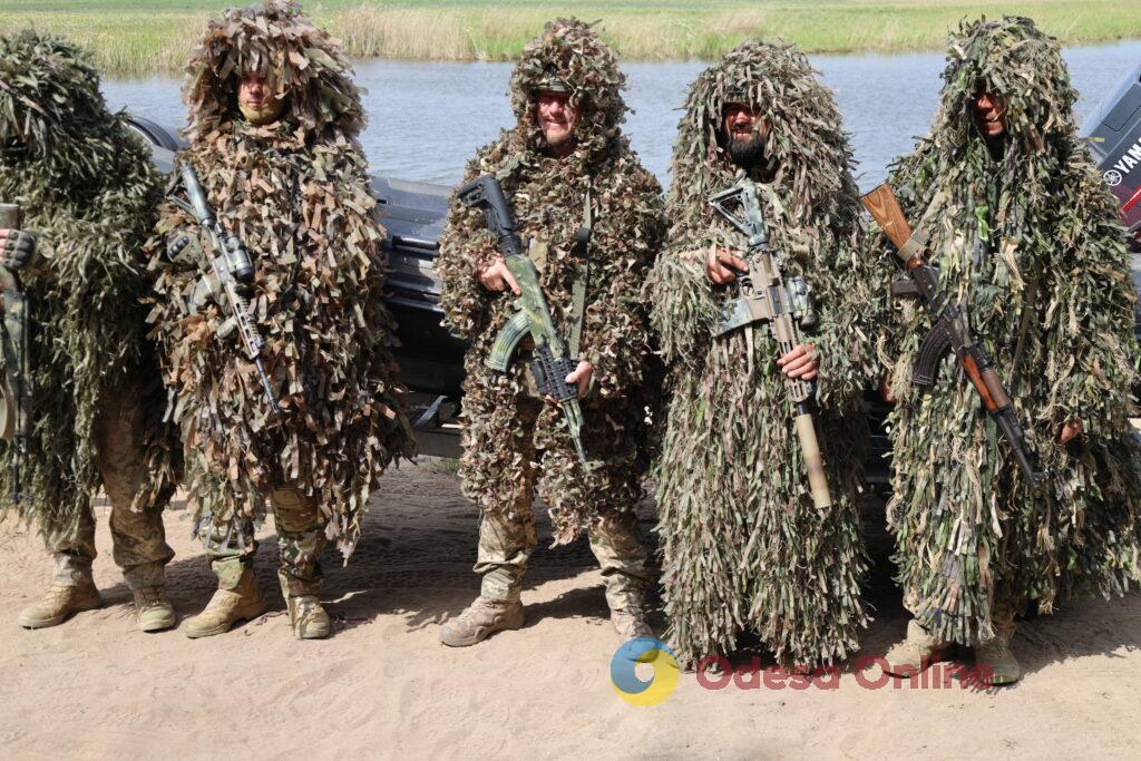 Швидкісні човни, моментальний вихід на позиції та майстерне маскування: один день з воїнами 40-ї окремої бригади берегової оборони