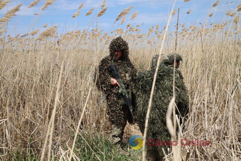 Швидкісні човни, моментальний вихід на позиції та майстерне маскування: один день з воїнами 40-ї окремої бригади берегової оборони