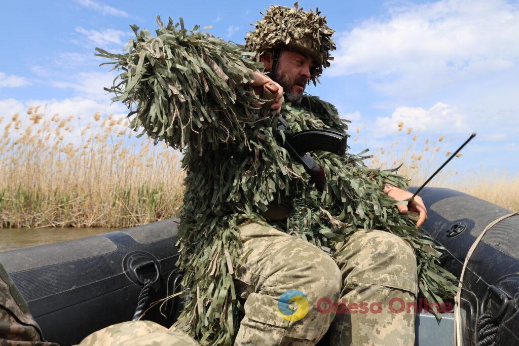 Швидкісні човни, моментальний вихід на позиції та майстерне маскування: один день з воїнами 40-ї окремої бригади берегової оборони