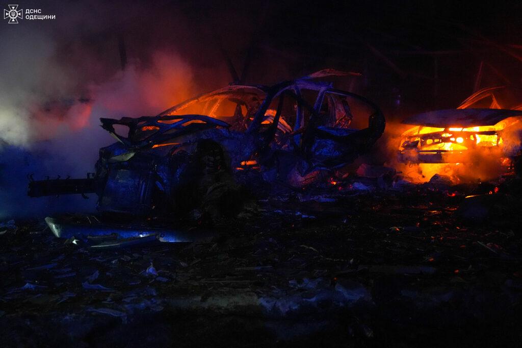 Два десятки автомобілів згоріли внаслідок атаки РФ по Одещині (фото, відео) Два десятки автомобілів згоріли внаслідок атаки РФ по Одещині (фото, відео)