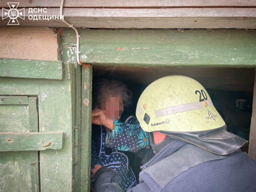В Одесской области спасли пожилую женщину, которая упала в подвал (фото)