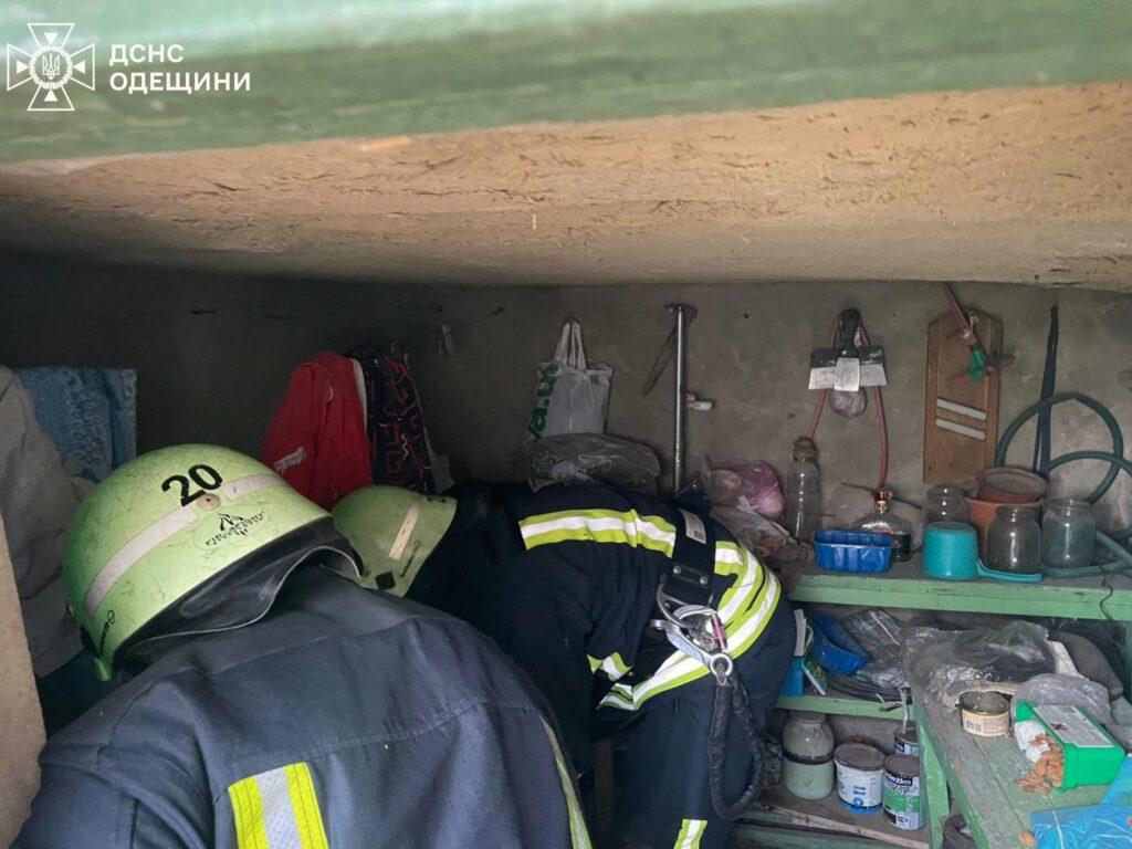 В Одесской области спасли пожилую женщину, которая упала в подвал (фото)