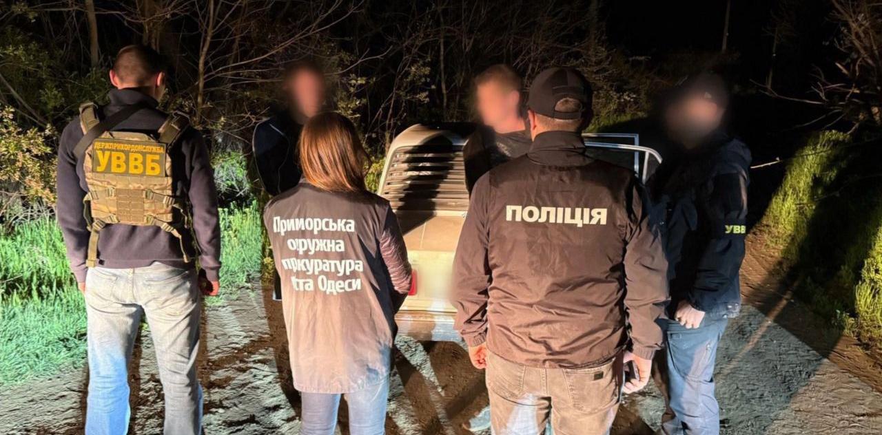 Силовики задержали двух перевозчиков, которые пытались переправить одессита в Молдову Силовики задержали двух перевозчиков, которые пытались переправить одессита в Молдову